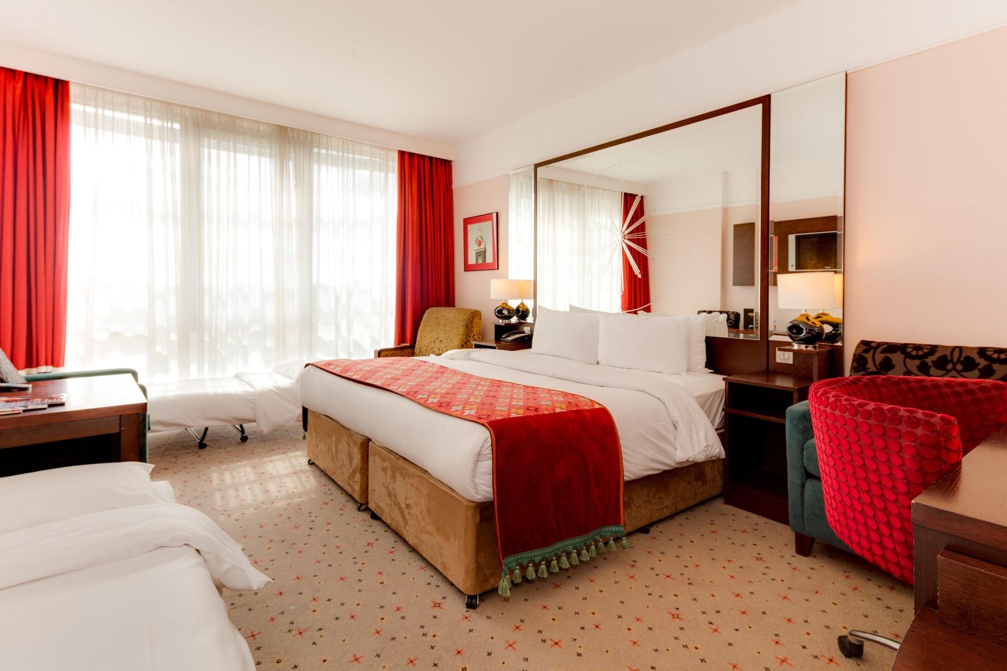 คาร์ลตัน โฮเต็ล แบลนเชิร์ดส์ทาวน์ Hotel แบลนชาร์ดส์ทาวน์ ภายนอก รูปภาพ