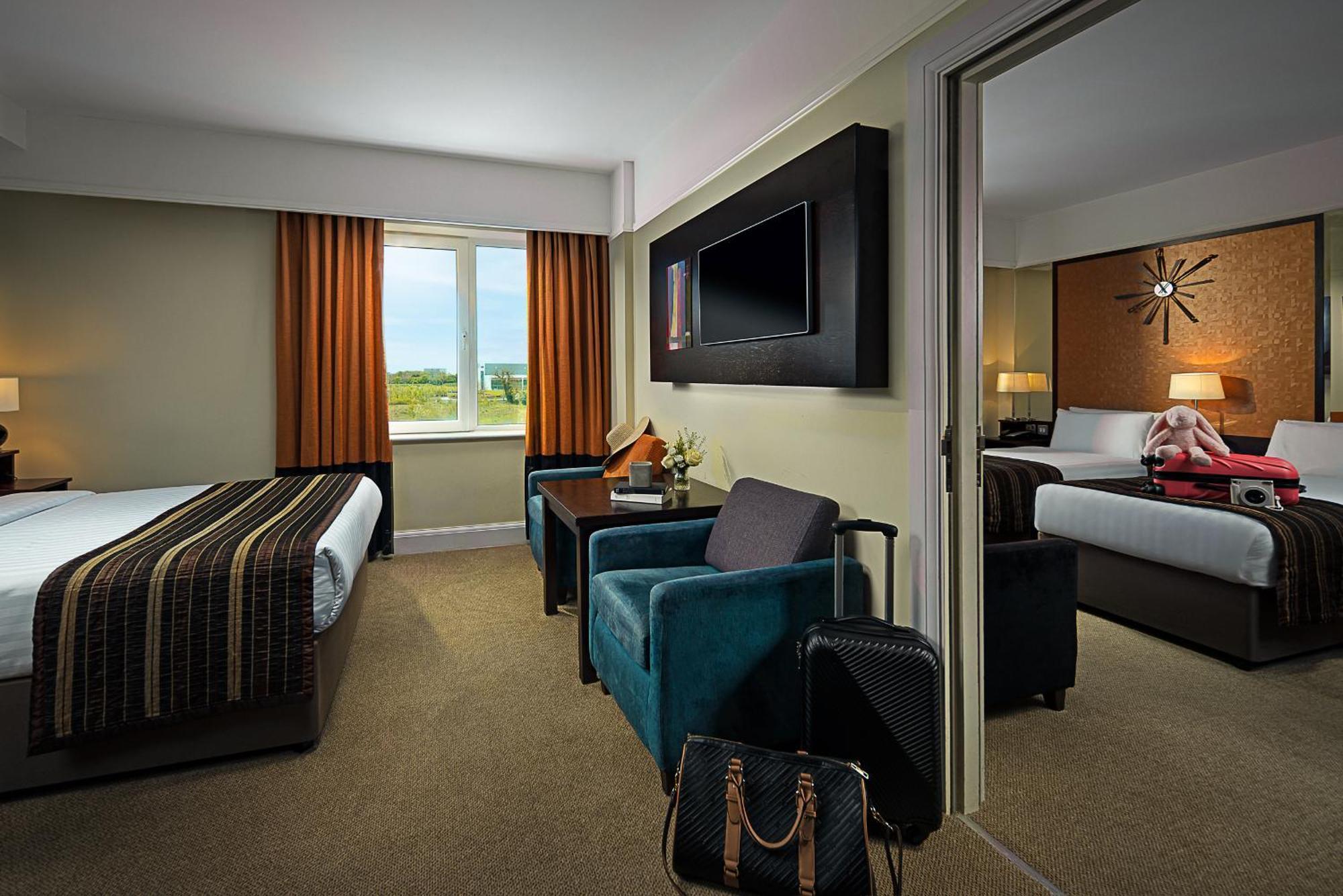 คาร์ลตัน โฮเต็ล แบลนเชิร์ดส์ทาวน์ Hotel แบลนชาร์ดส์ทาวน์ ภายนอก รูปภาพ