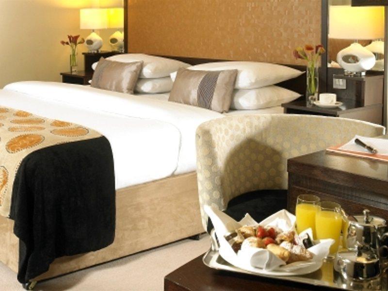 คาร์ลตัน โฮเต็ล แบลนเชิร์ดส์ทาวน์ Hotel แบลนชาร์ดส์ทาวน์ ภายนอก รูปภาพ
